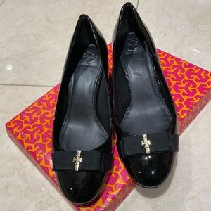 Tory Burch women's cap-toe pump black